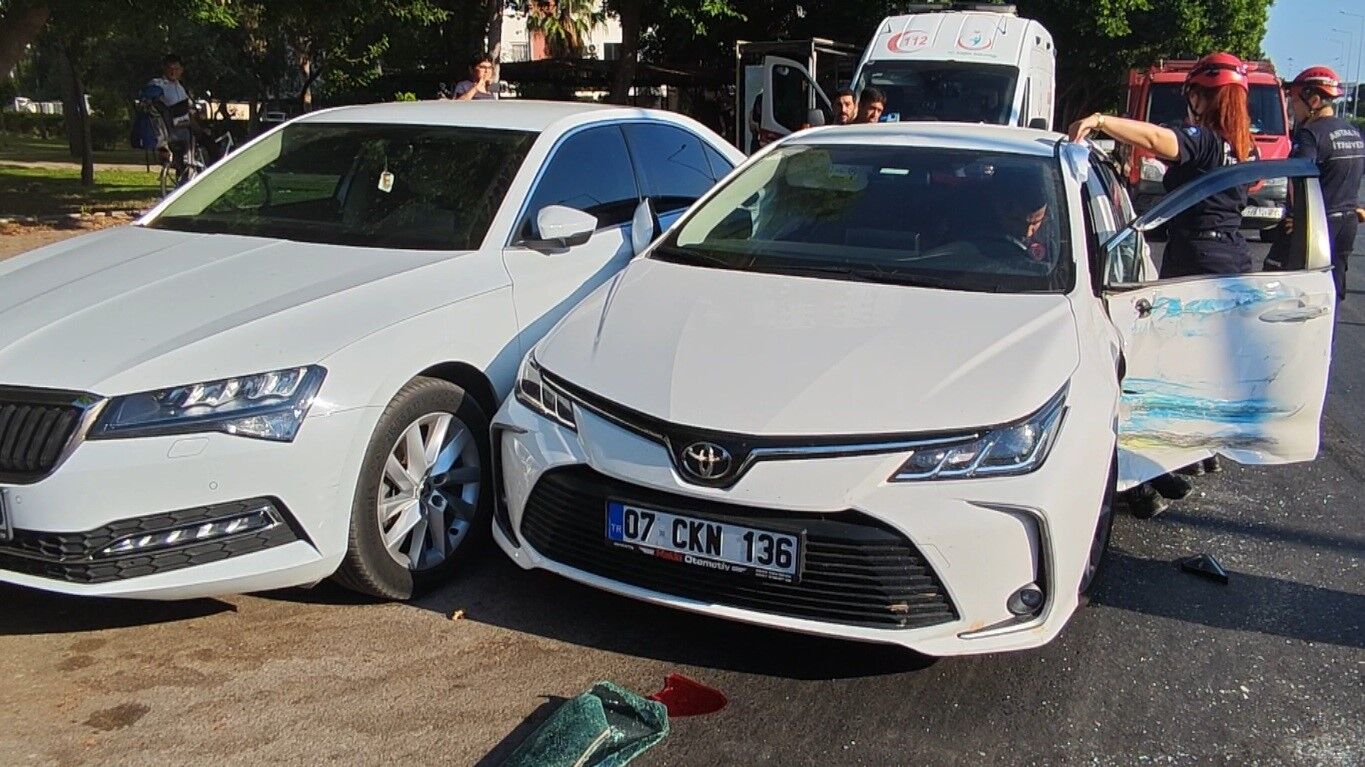 Antalya'da Zincirleme Kazada Aracın Kapısı Göçtü, Içinden Çıkamadı (2)