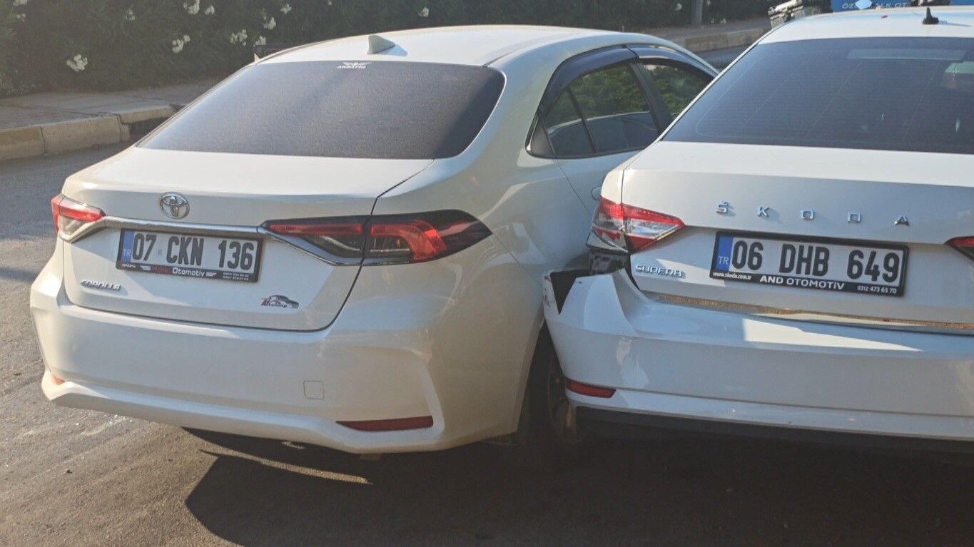 Antalya'da Zincirleme Kazada Aracın Kapısı Göçtü, Içinden Çıkamadı (4)