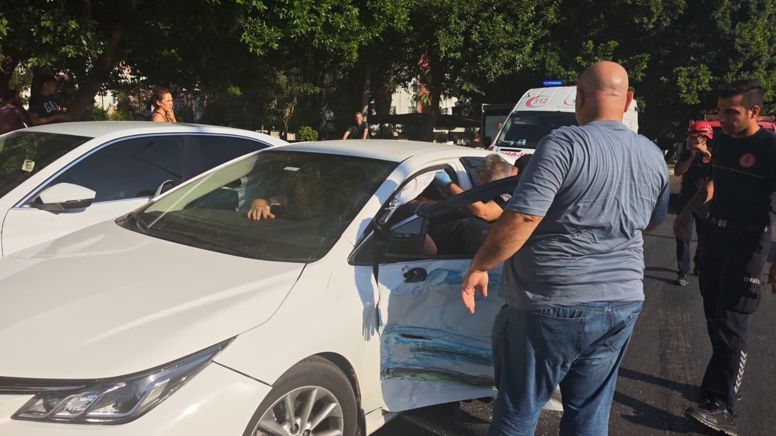 Antalya'da Zincirleme Kazada Aracın Kapısı Göçtü, Içinden Çıkamadı (6)