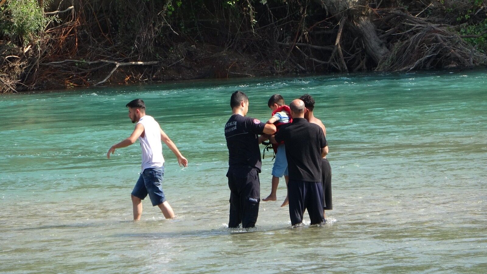Manavgat Irmağı'nda Itfaiye Botuyla Hayata Tutundular (1)