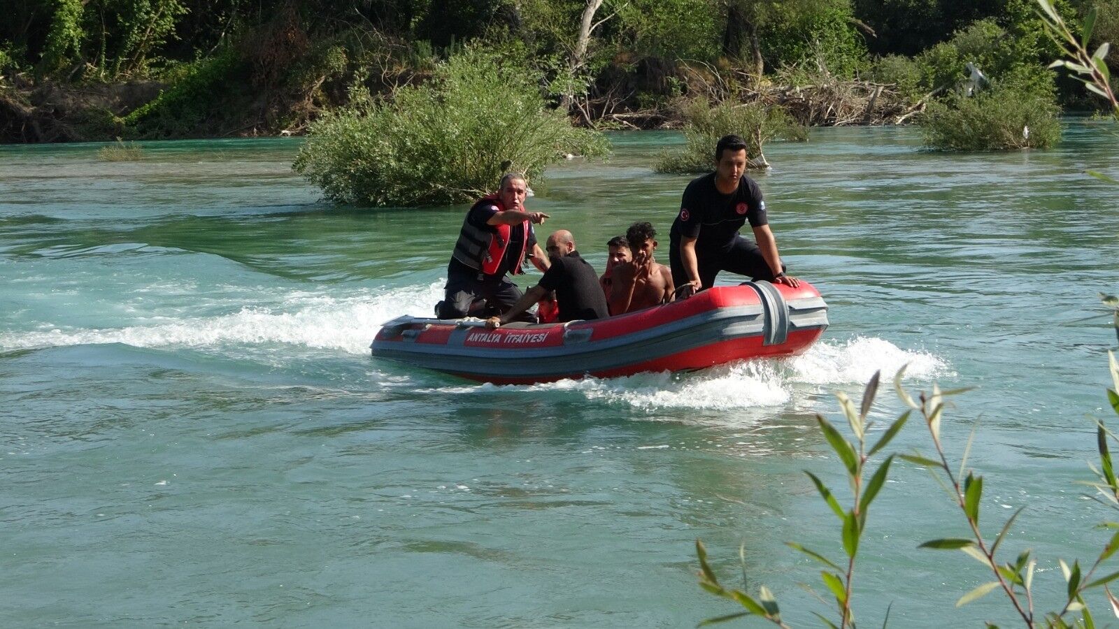 Manavgat Irmağı'nda Itfaiye Botuyla Hayata Tutundular (5)