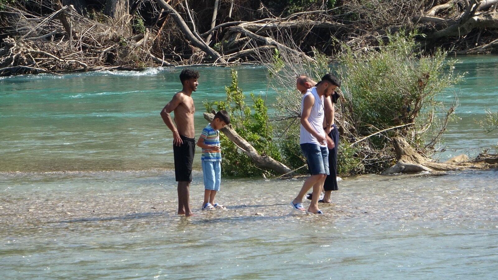 Manavgat Irmağı'nda Itfaiye Botuyla Hayata Tutundular (7)