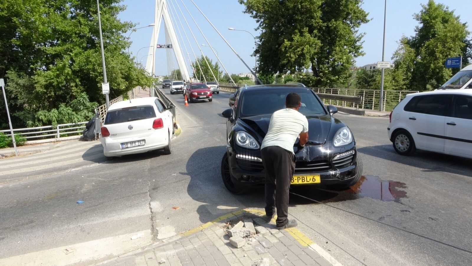 Manavgat'ta Alt Geçit Yerine Köprüden Geçmeye Çalıştı, Kazaya Karıştı (2)