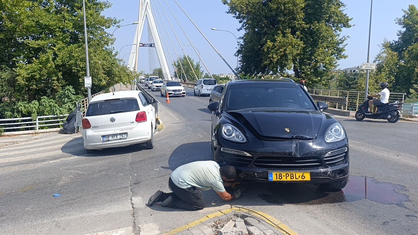 Manavgat'ta Alt Geçit Yerine Köprüden Geçmeye Çalıştı, Kazaya Karıştı (3)