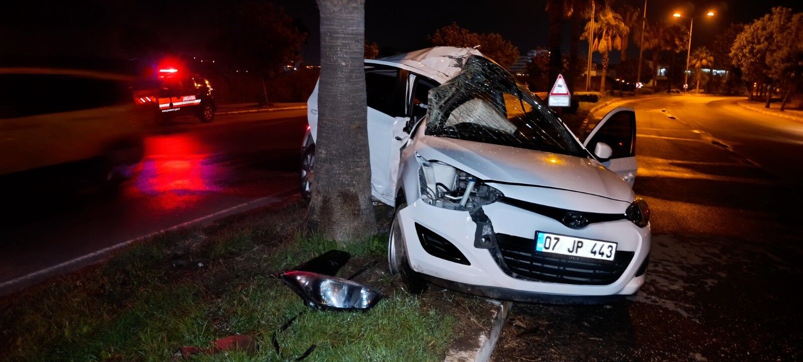 Manavgat'ta Araç Hurdaya Döndü, Sürücü Yaralandı (1)