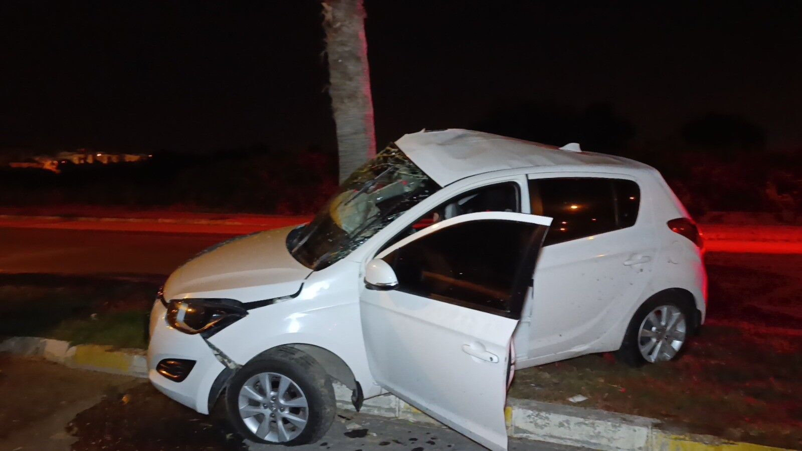 Manavgat'ta Araç Hurdaya Döndü, Sürücü Yaralandı (2)
