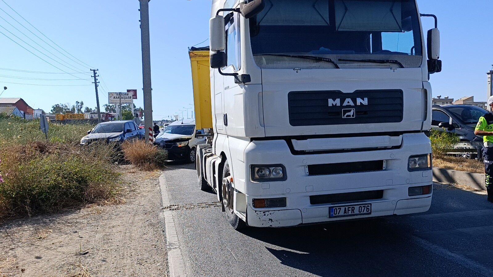 Manavgat'ta Kamyondan Kaçarken Direğe Çarptı (1)