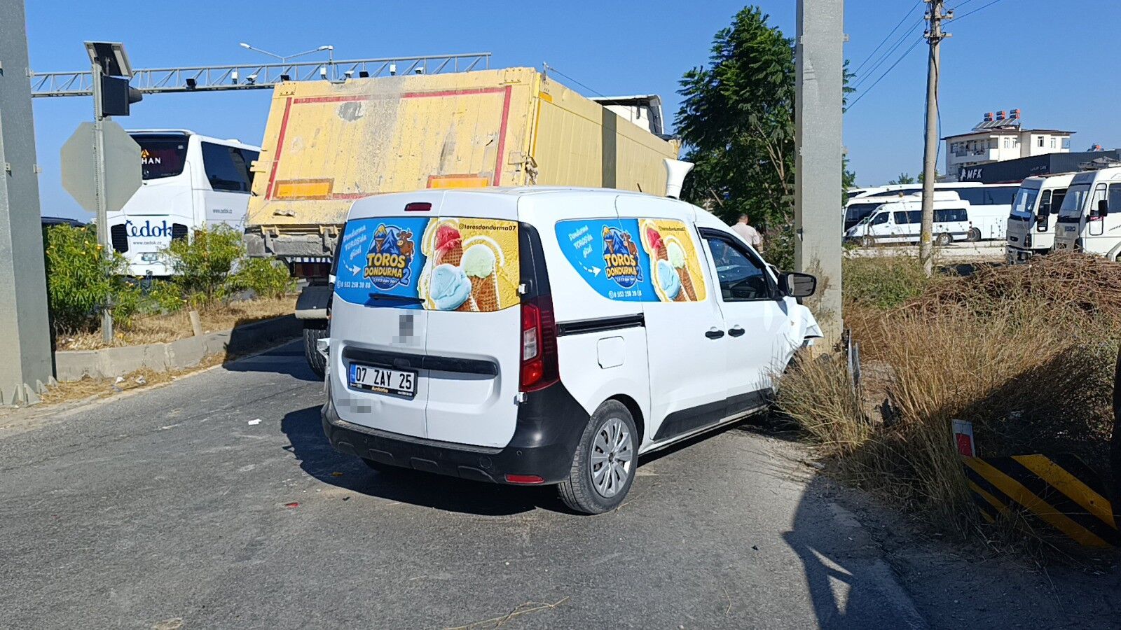 Manavgat'ta Kamyondan Kaçarken Direğe Çarptı (3)
