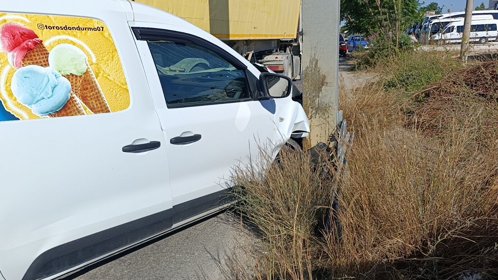 Manavgat'ta Kamyondan Kaçarken Direğe Çarptı (4)