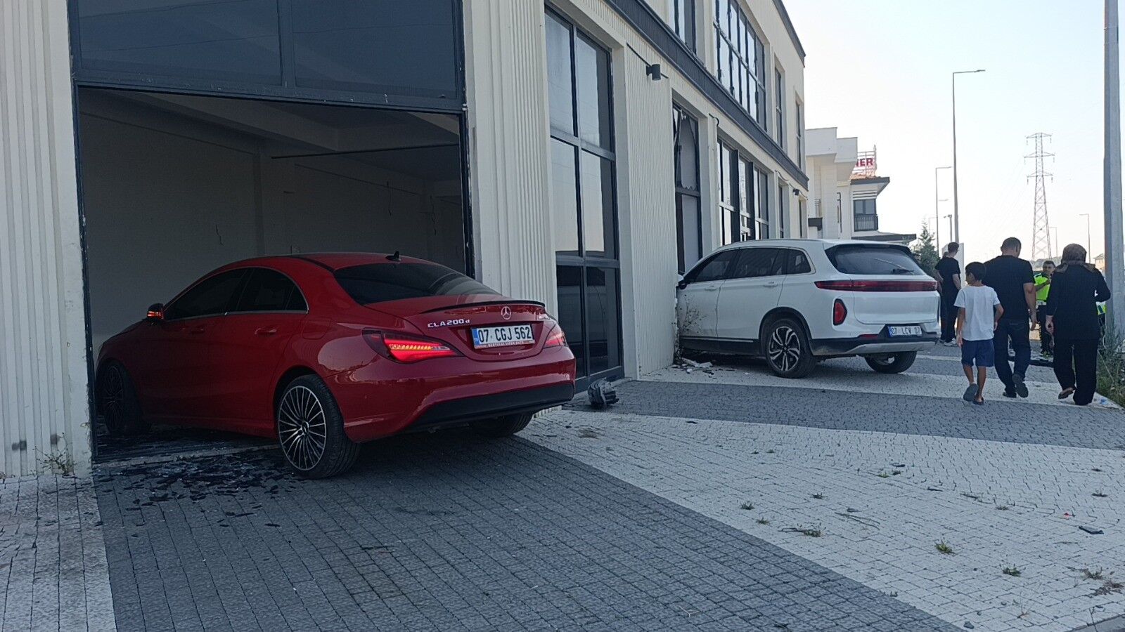 Manavgat'ta Kavşakta Çarpışıp Iş Yerine Daldılar (1)