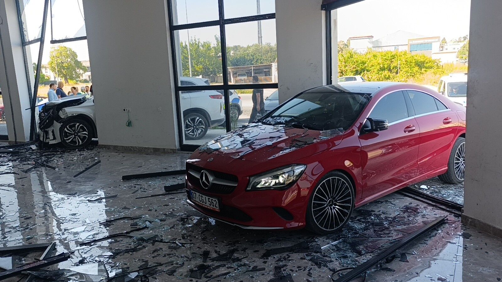 Manavgat'ta Kavşakta Çarpışıp Iş Yerine Daldılar (5)