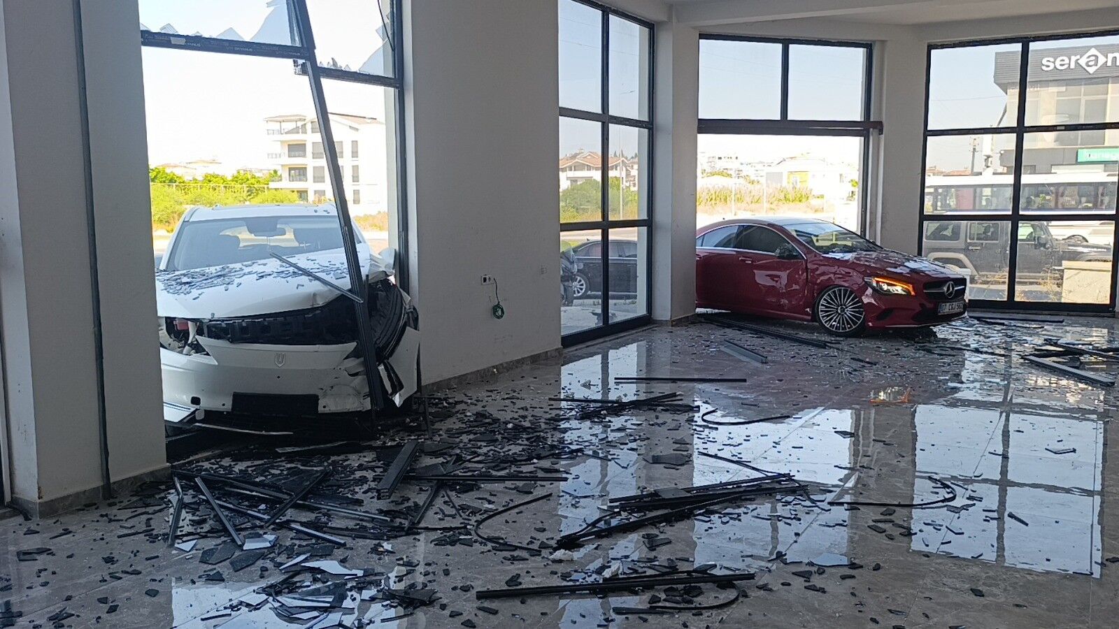 Manavgat'ta Kavşakta Çarpışıp Iş Yerine Daldılar (6)