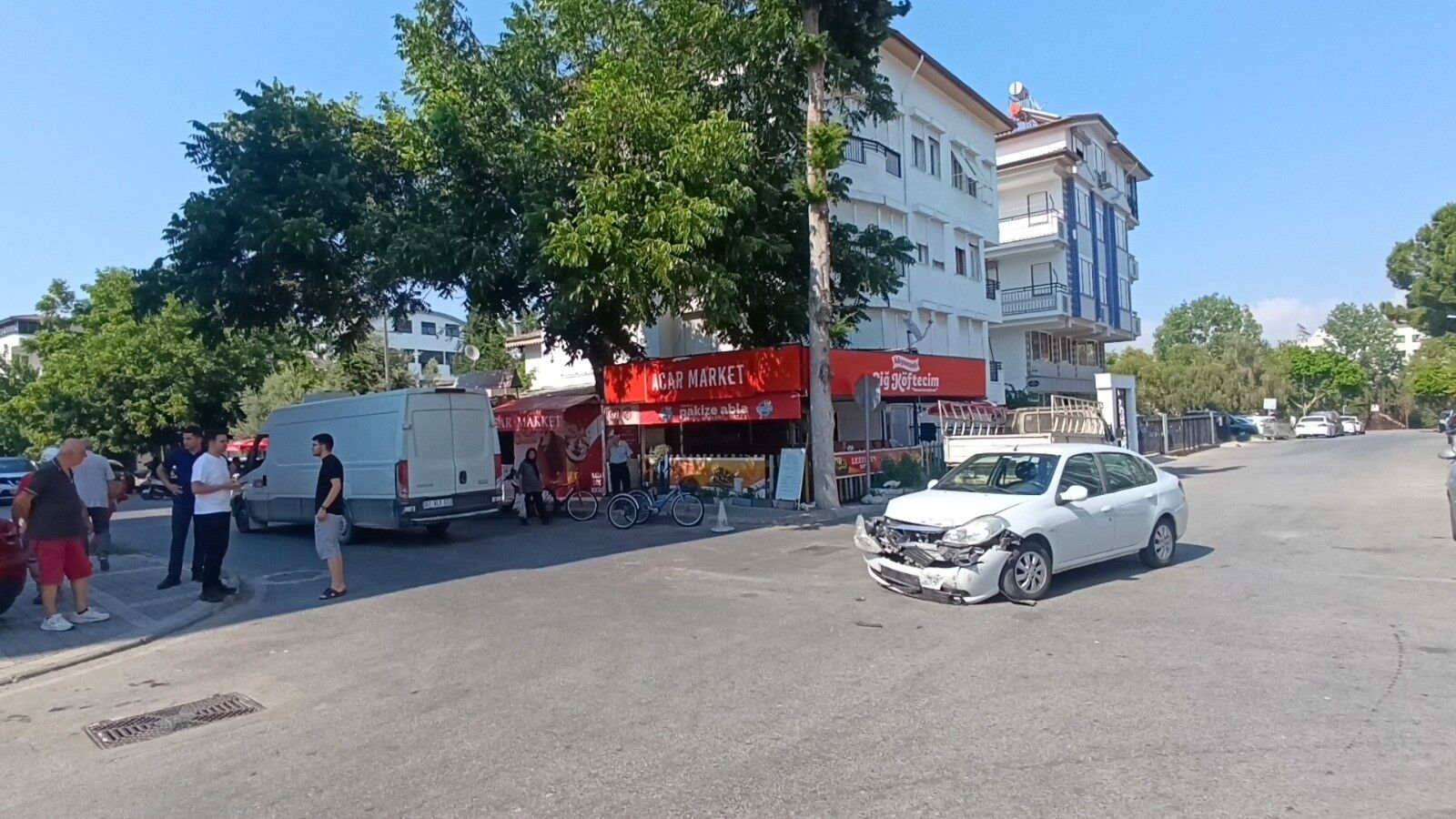 Manavgat'ta Kontrolsüz Kavşakta Korkutan Çarpışma (4)