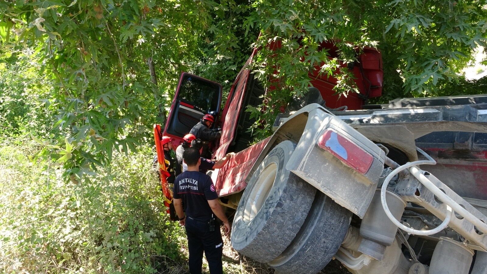 Manavgat'ta Kum Yüklü Çekici Devrildi (1)
