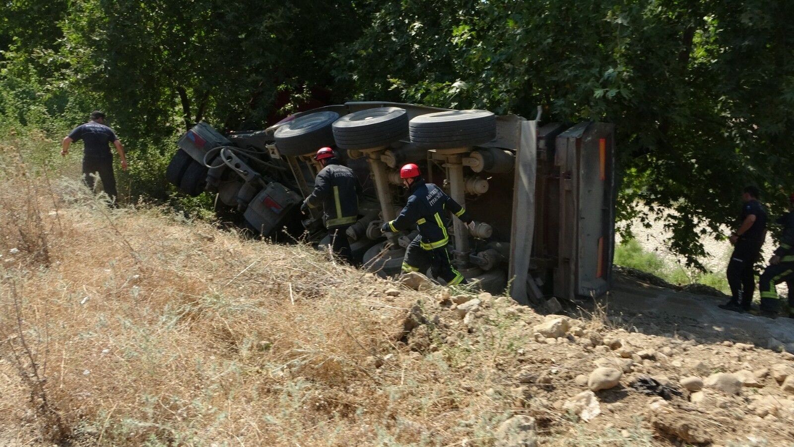 Manavgat'ta Kum Yüklü Çekici Devrildi (2)