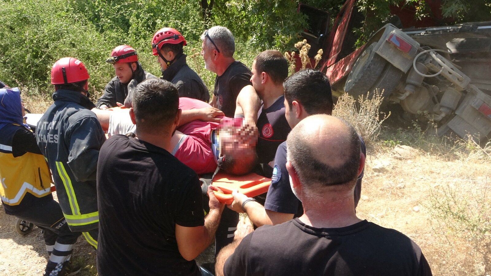 Manavgat'ta Kum Yüklü Çekici Devrildi (4)