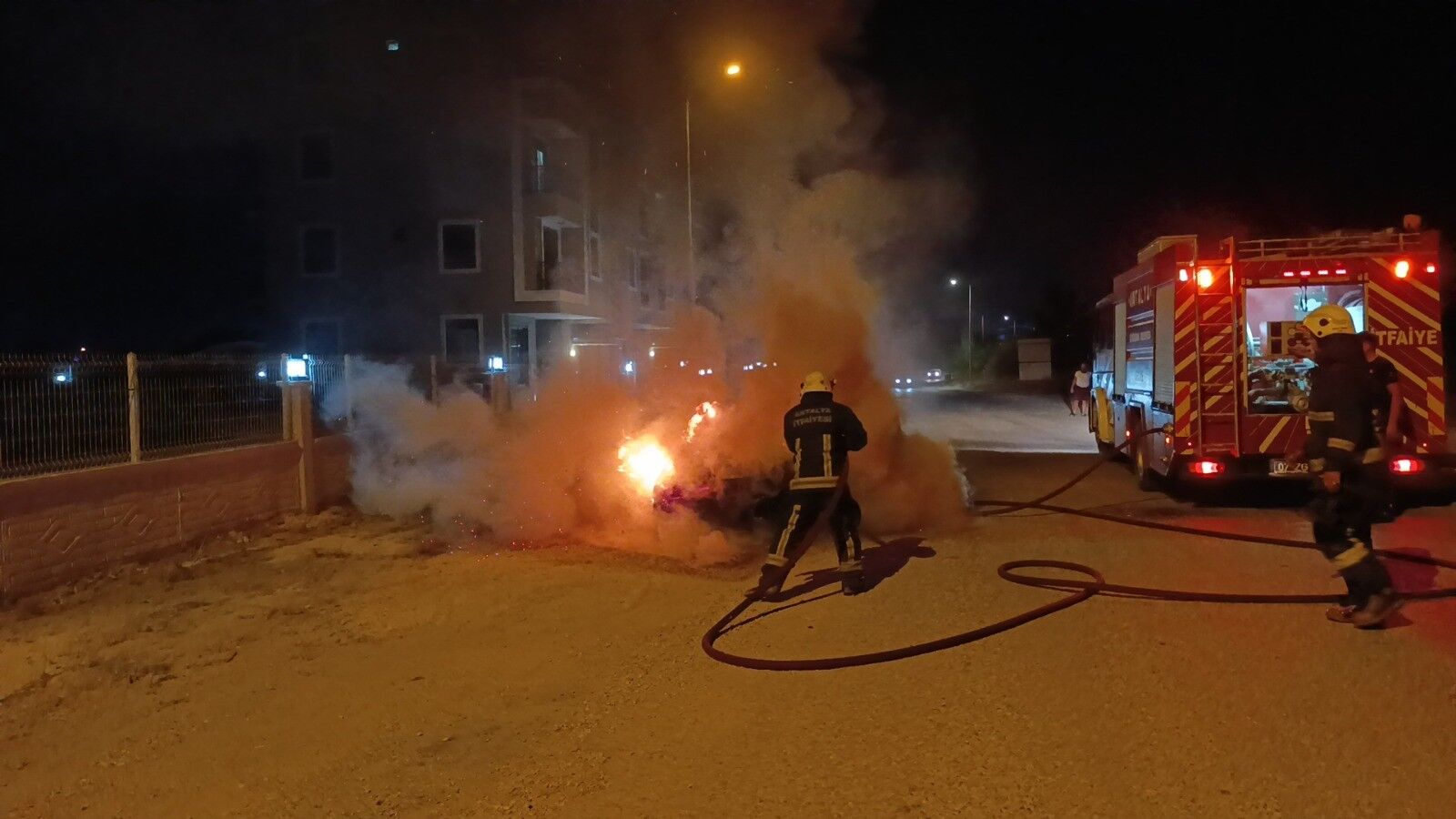 Manavgat'ta Motor Yangını Aracı Kül Etti (2)
