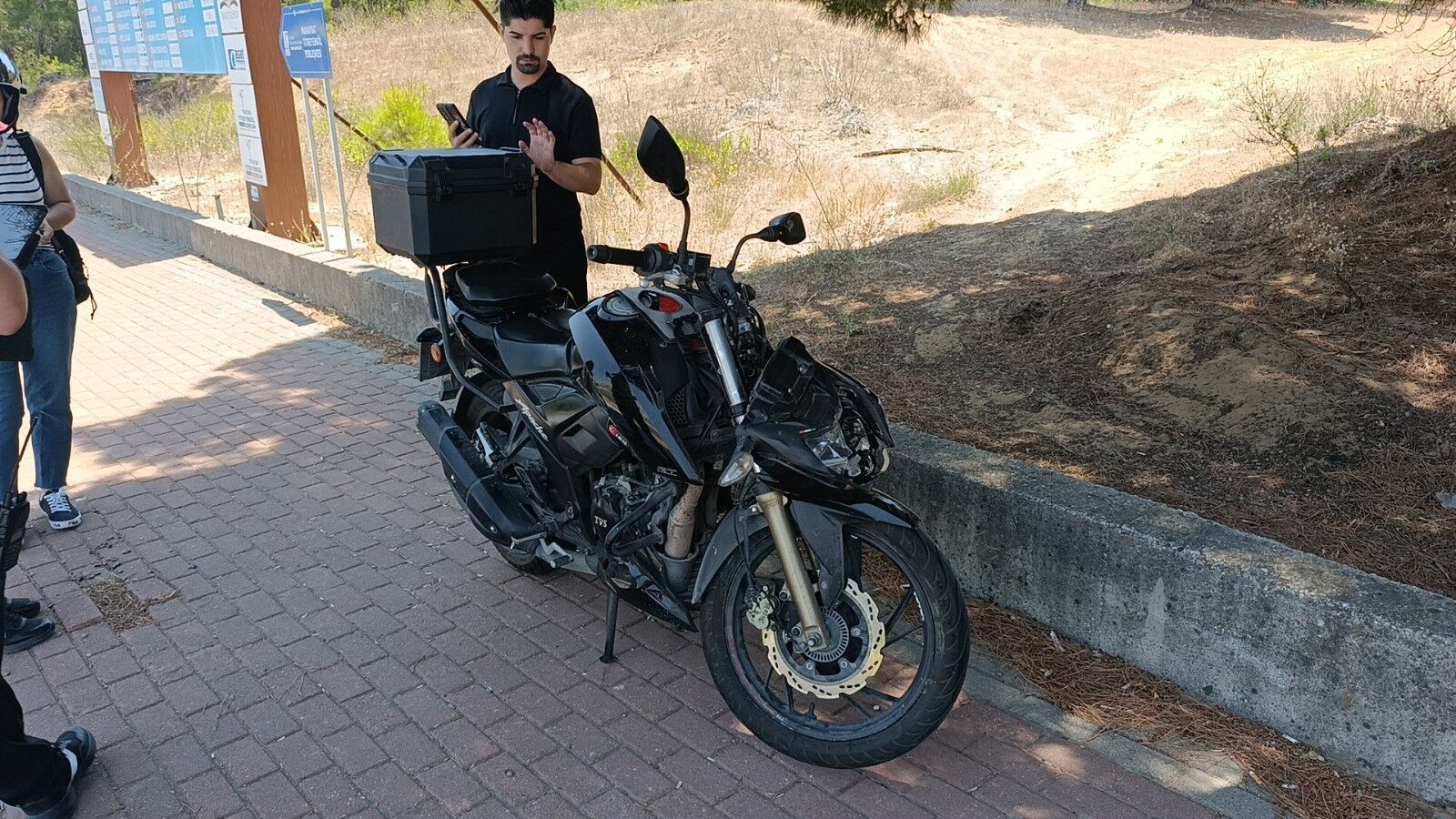 Manavgat'ta Motosiklet Otel Servisine Çarptı (2)