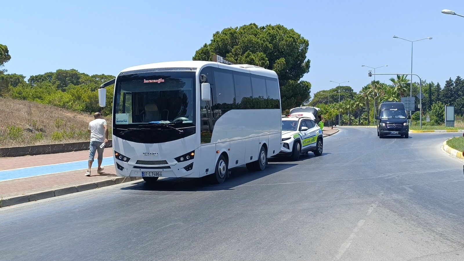 Manavgat'ta Motosiklet Otel Servisine Çarptı (3)