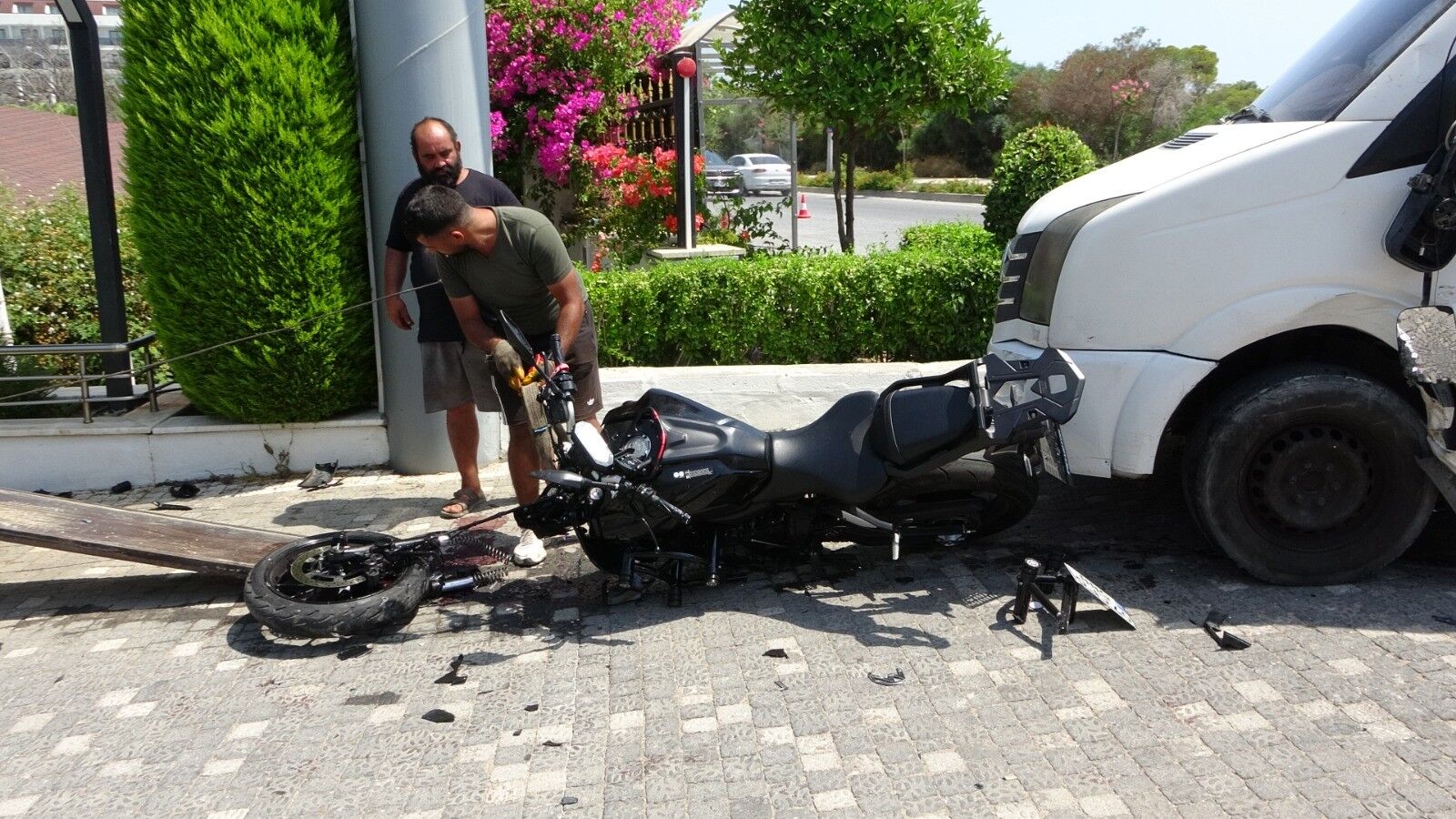 Manavgat'ta Motosikletlilerin Savrulma Anı Kamerada! Ağır Yaralılar (1)
