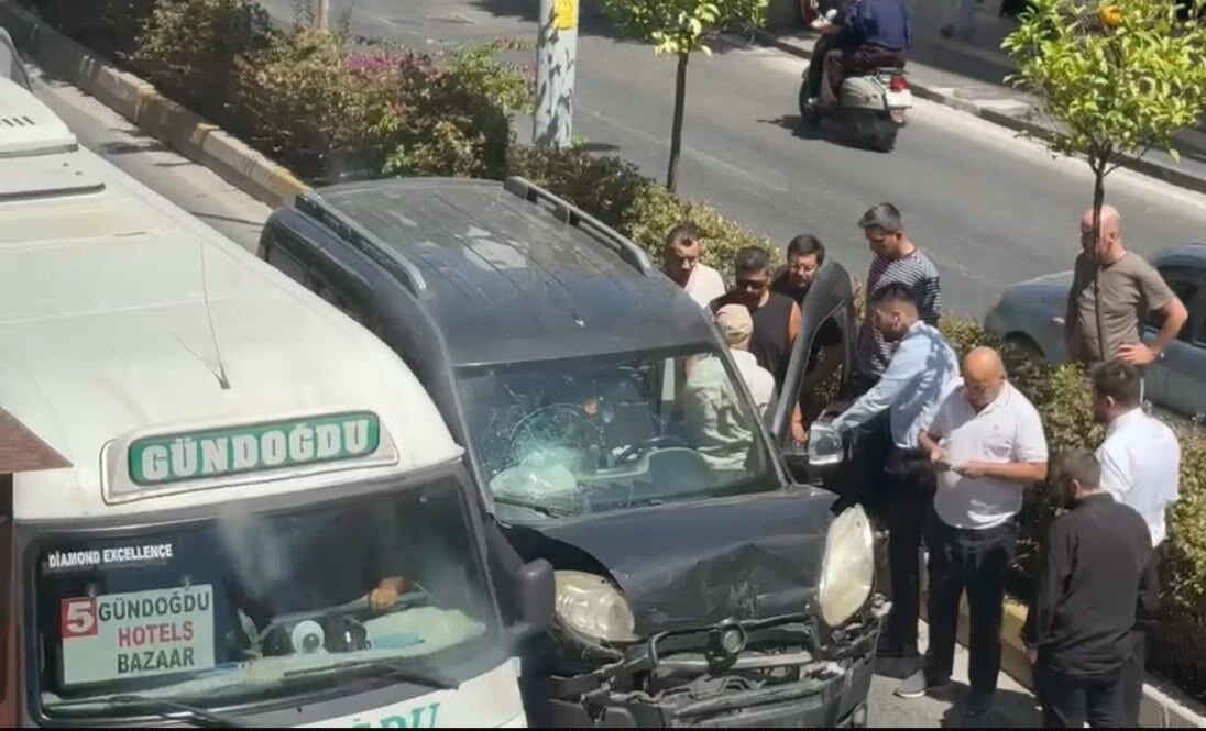 Manavgat'ta Yayaya Yol Verdi, Kazaya Karıştı (2)
