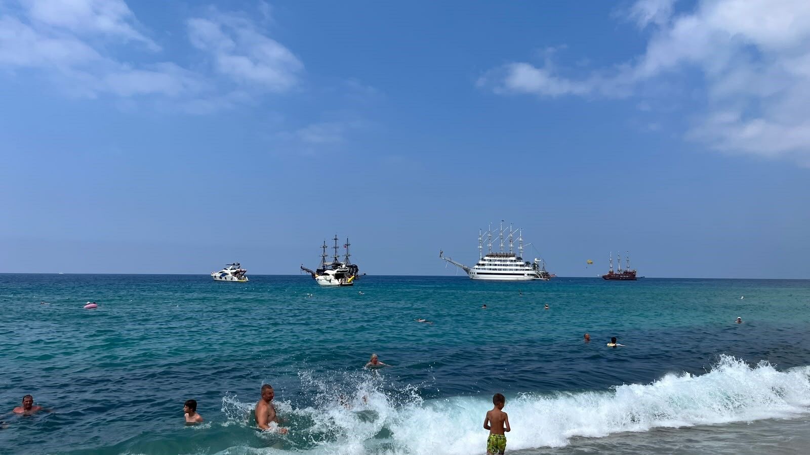 Alanya 33 Dereceyi Gördü Plajlar Doldu (5)