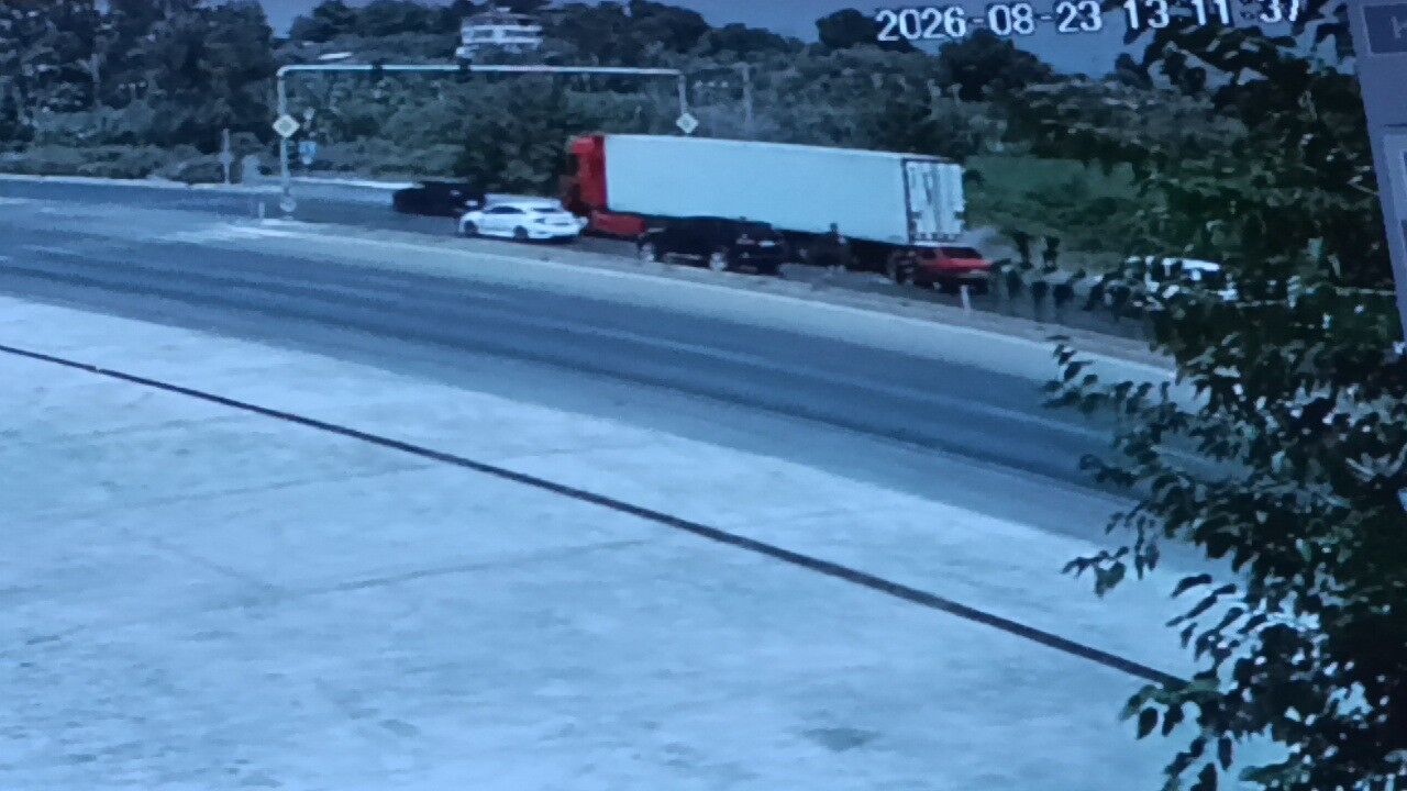 Alanya Manavgat Yolunda Tıra Arkadan Çarptı (1)