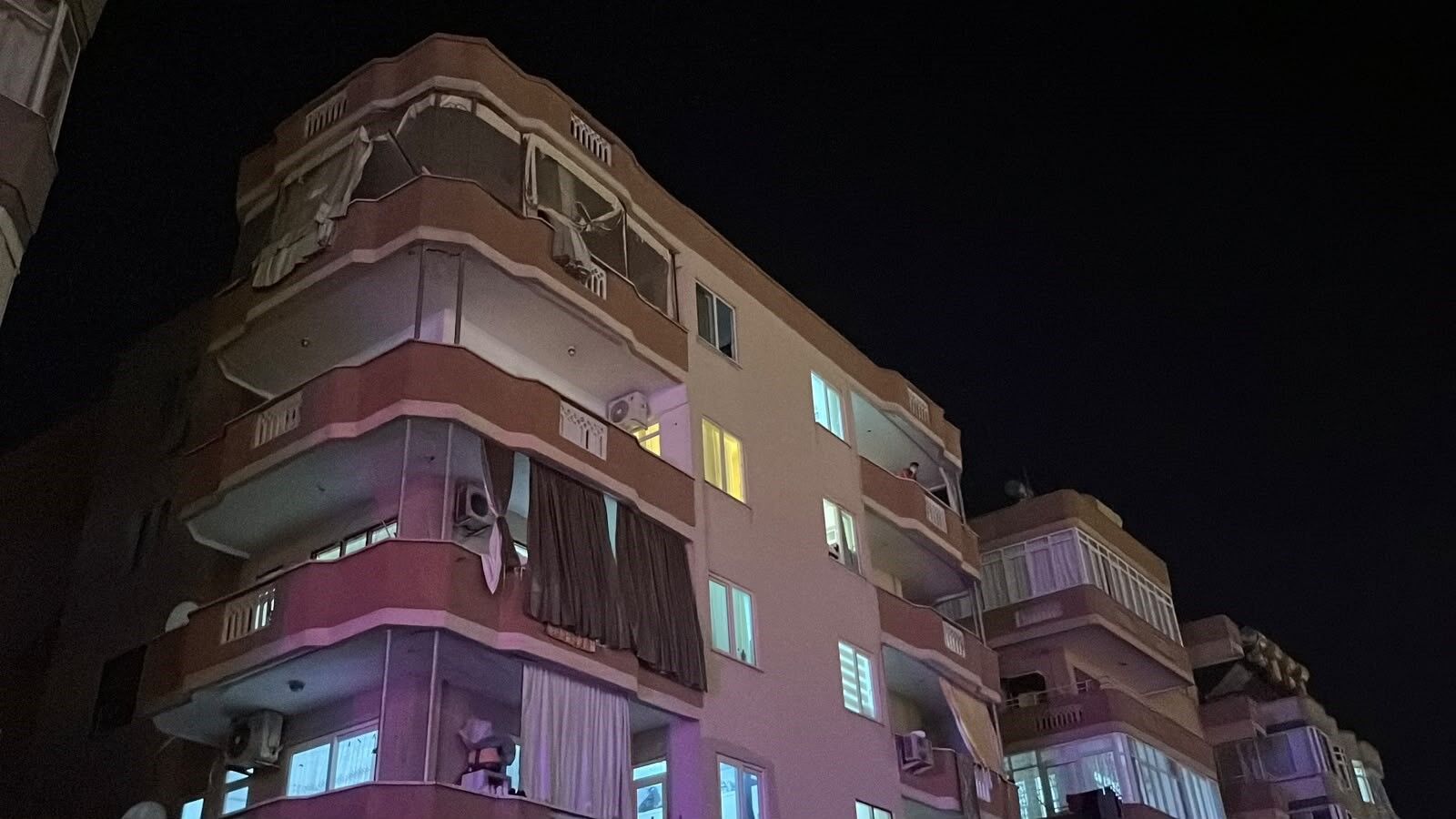 Alanya'da Çatıya Çıkan Şahıs Mahalleliyi Ayağa Kaldırdı (1)