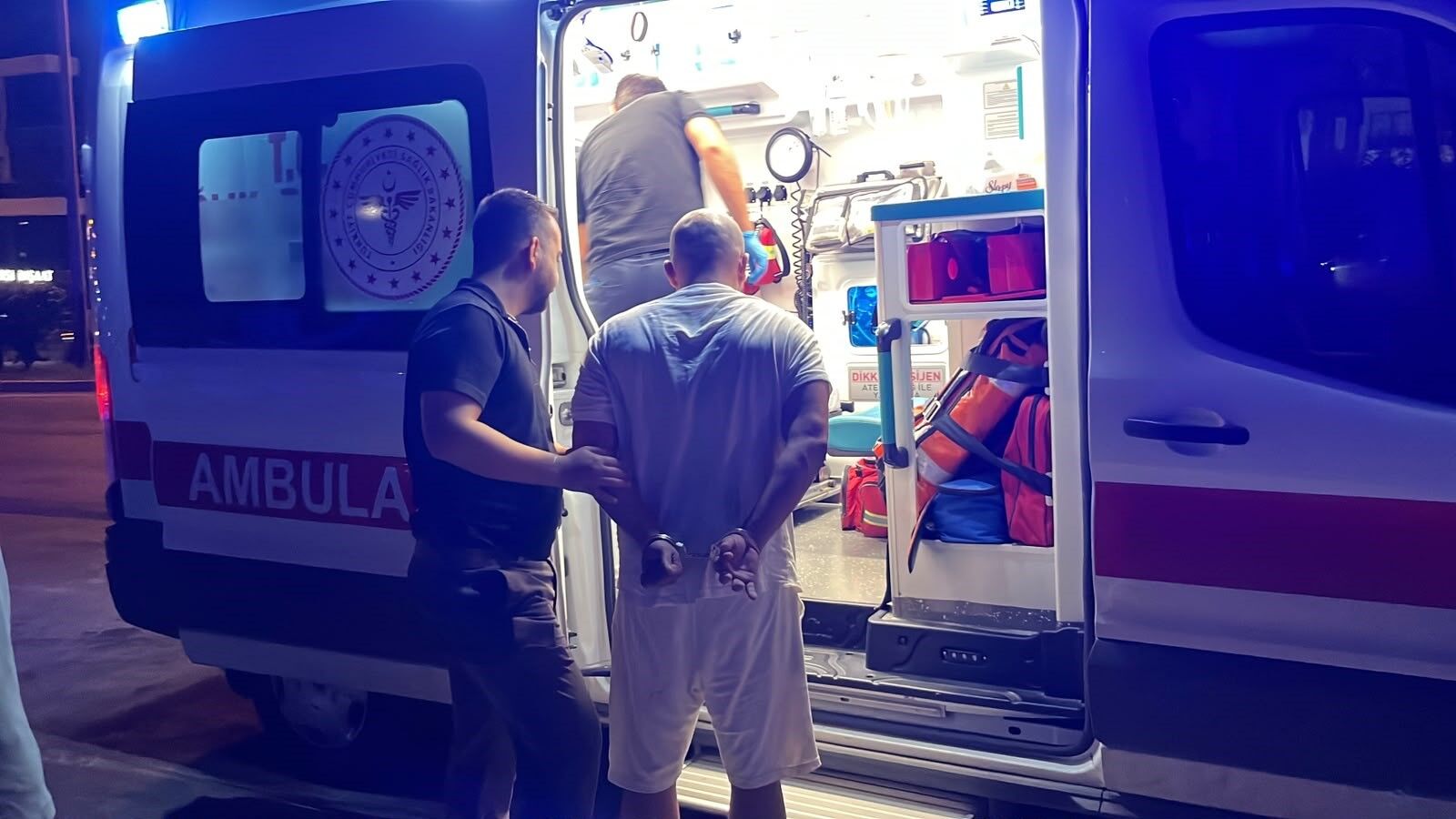 Alanya'da Çatıya Çıkan Şahıs Mahalleliyi Ayağa Kaldırdı (4)