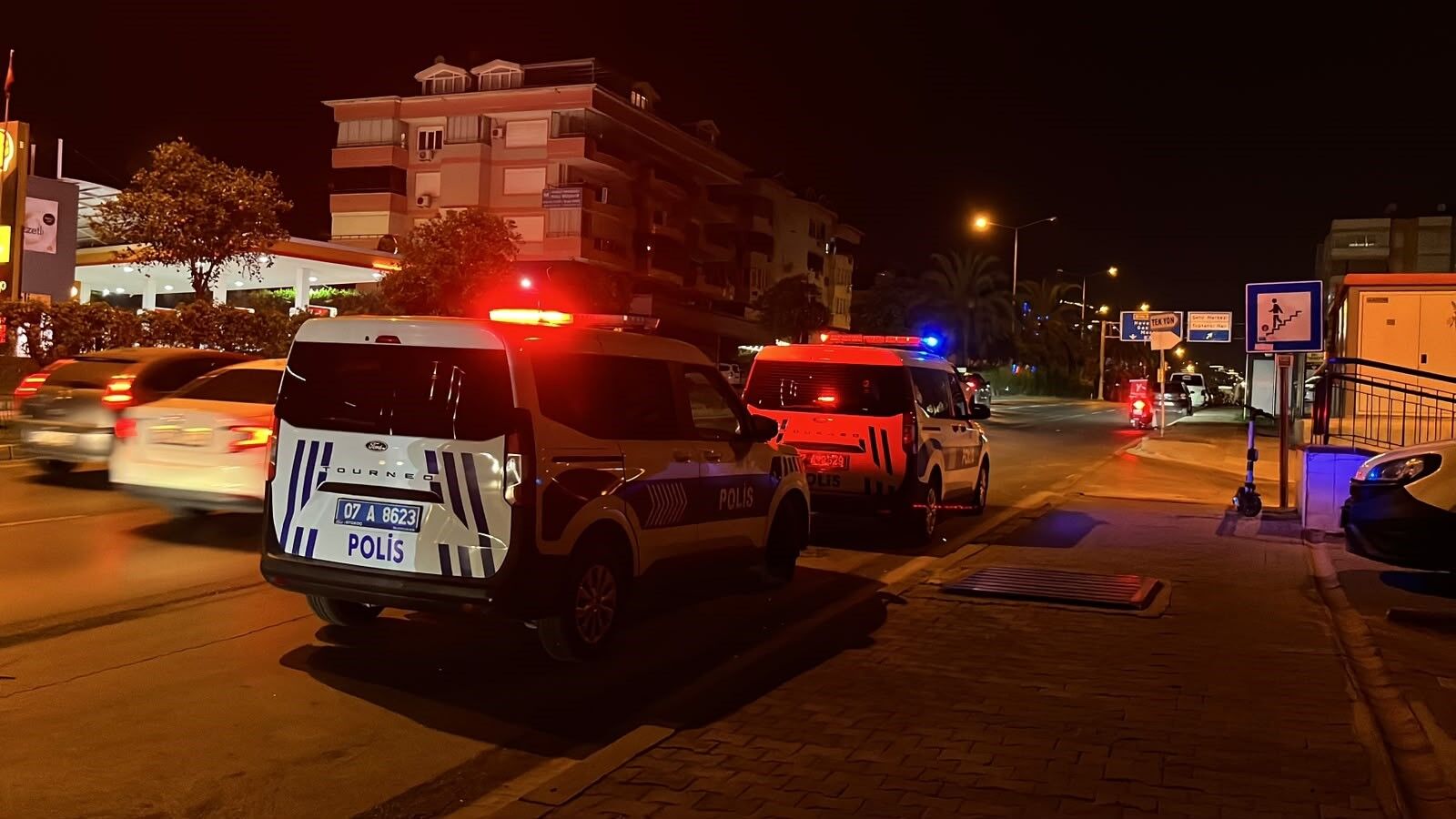 Alanya'da Çatıya Çıkan Şahıs Mahalleliyi Ayağa Kaldırdı (5)