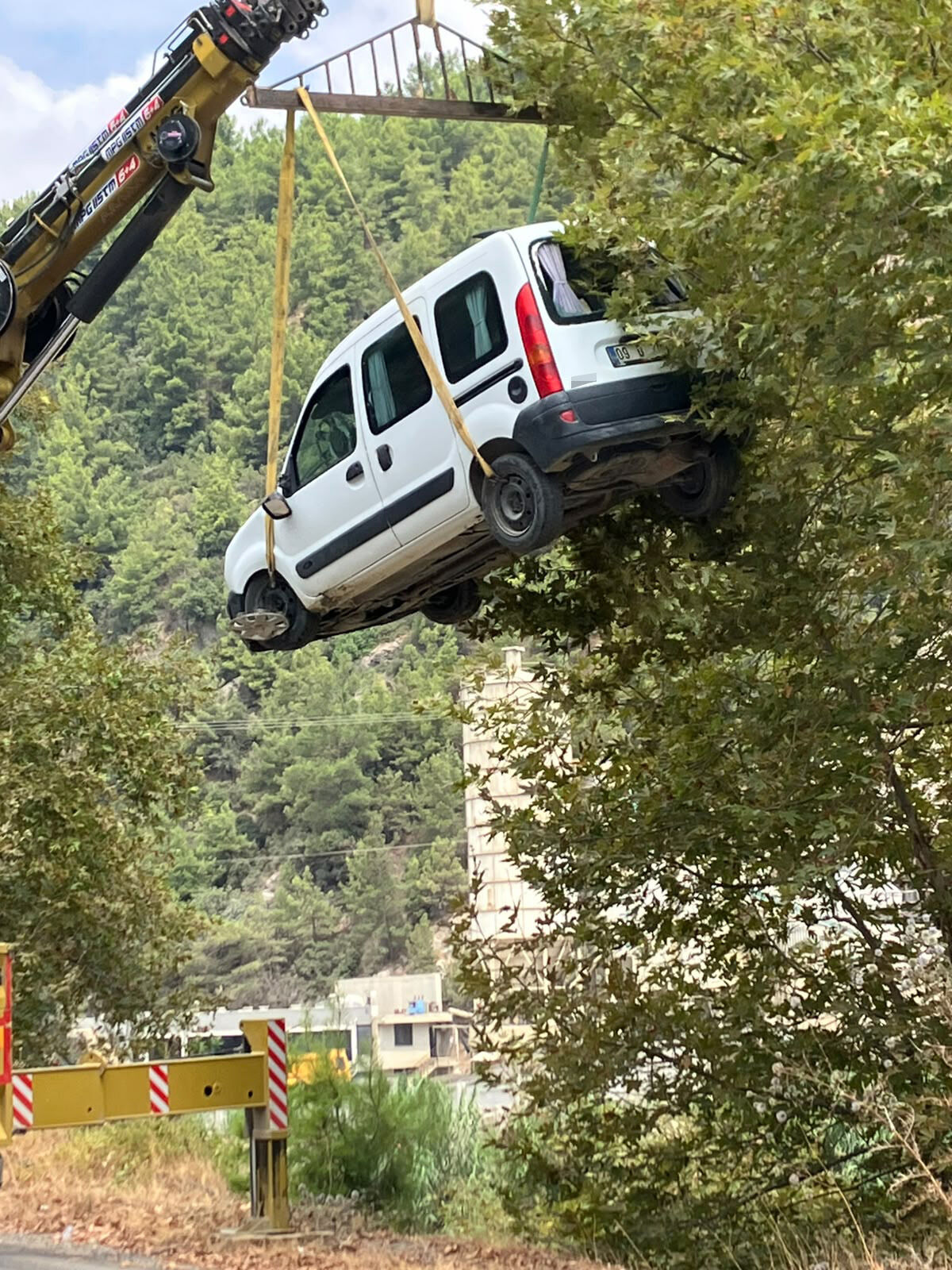 Alanya’da Kontrolden Çıktı Yuvarlanarak Durdu! (2)