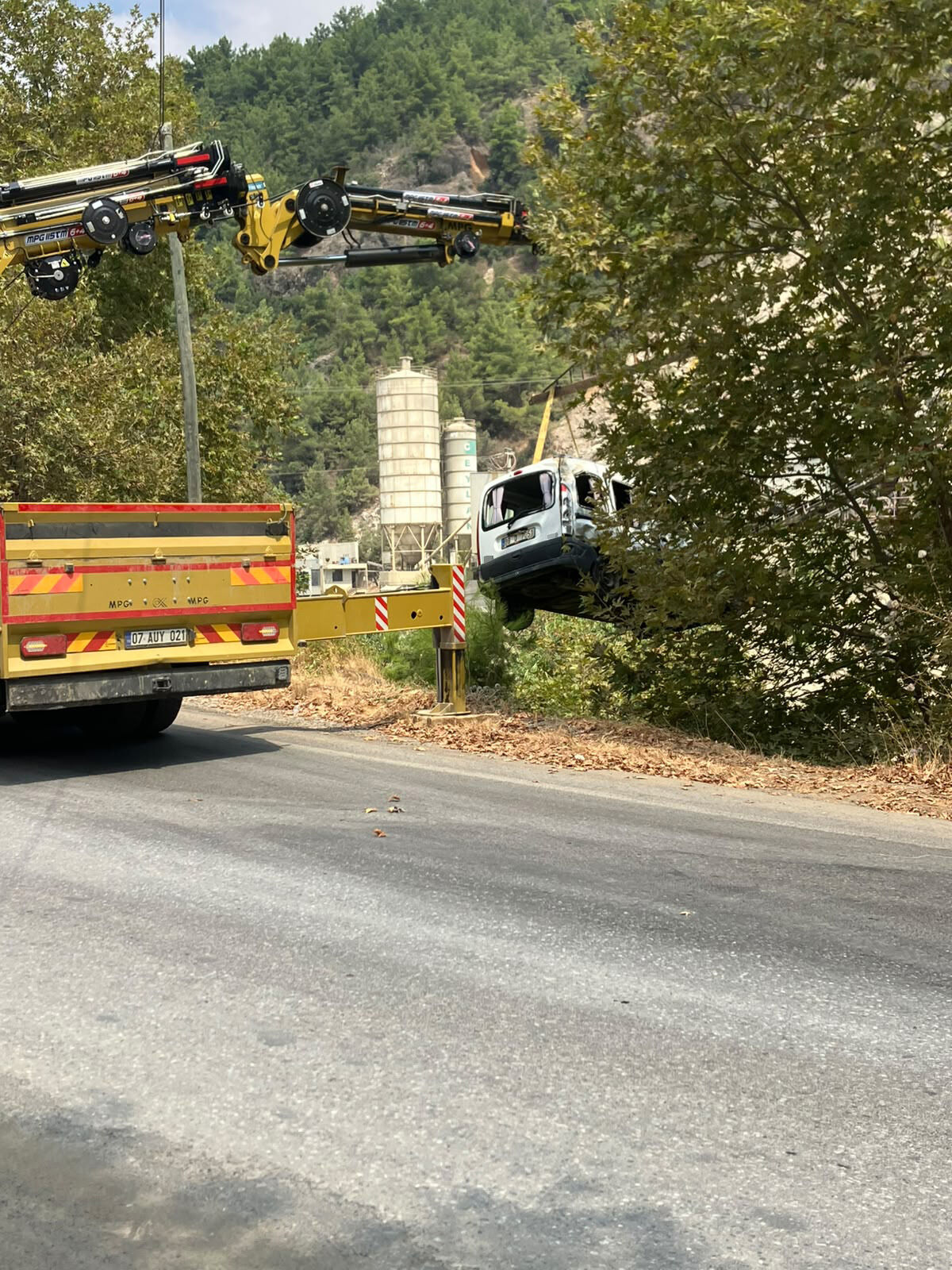 Alanya’da Kontrolden Çıktı Yuvarlanarak Durdu! (3)