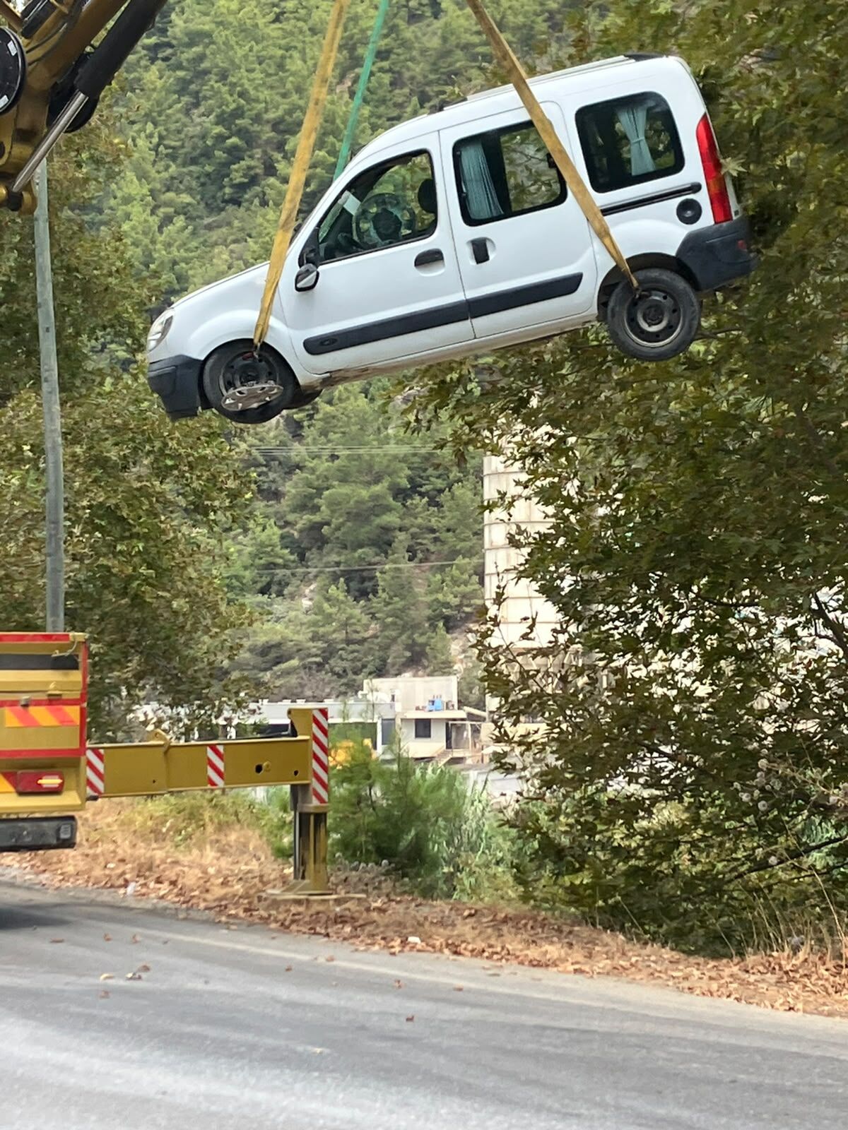 Alanya’da Kontrolden Çıktı Yuvarlanarak Durdu! (4)
