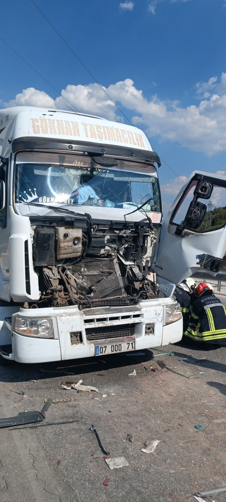 Antalya Burdur Yolunda Tır Kazasında Sürücü Sıkıştı (2)