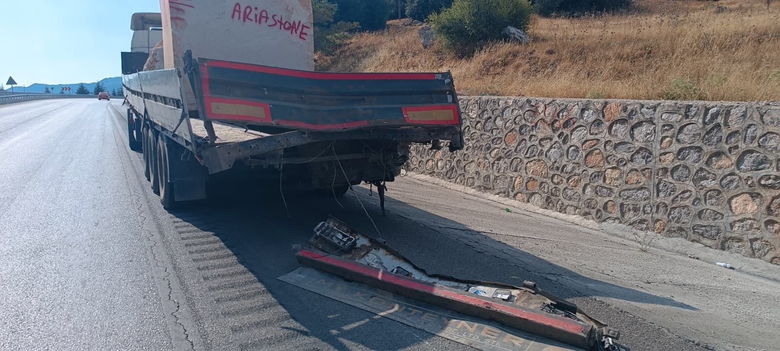 Antalya Burdur Yolunda Tır Kazasında Sürücü Sıkıştı (3)