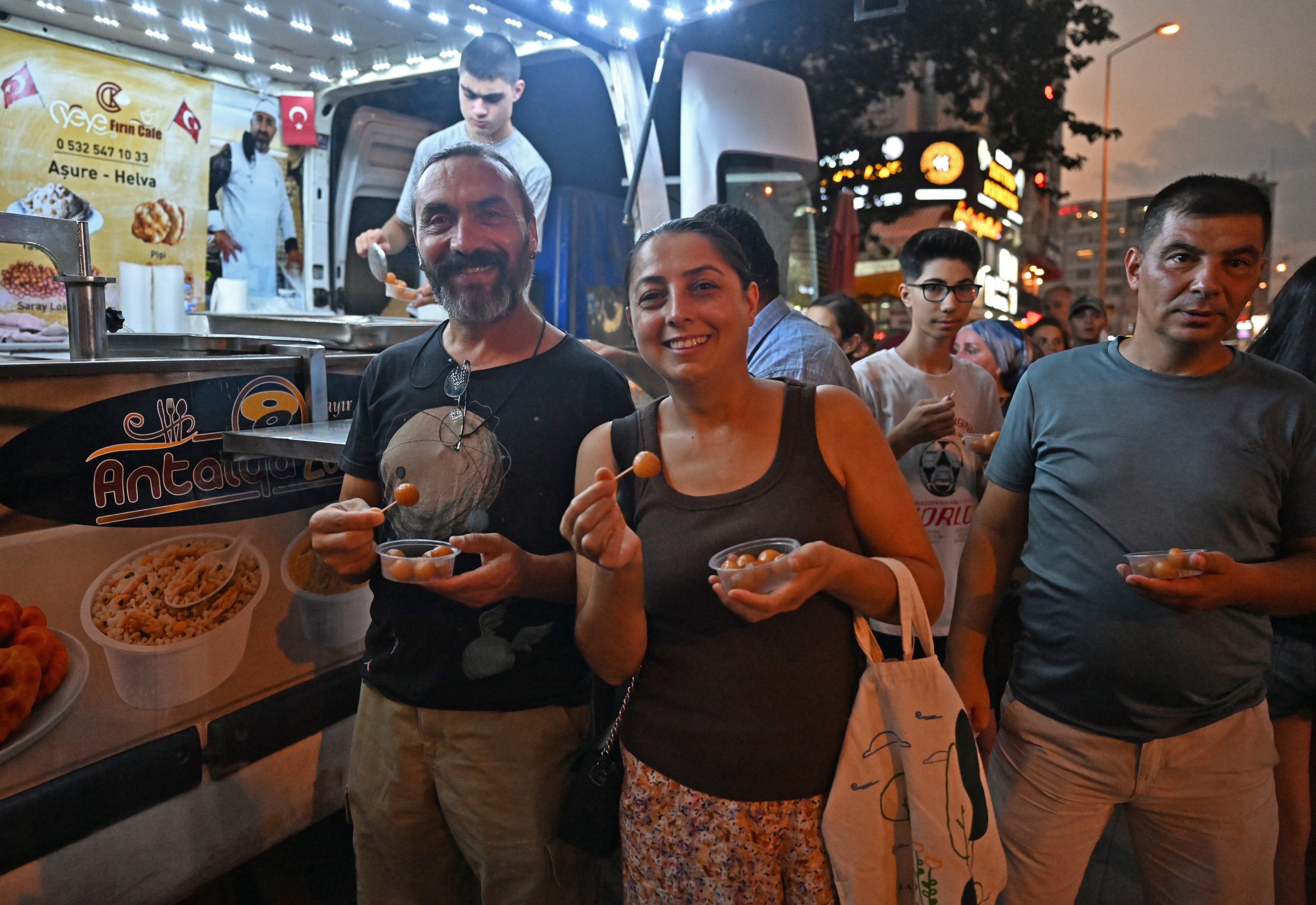 Antalya Büyükşehir’den 19 Ilçede Sıcak Lokma Döktürdü (3)