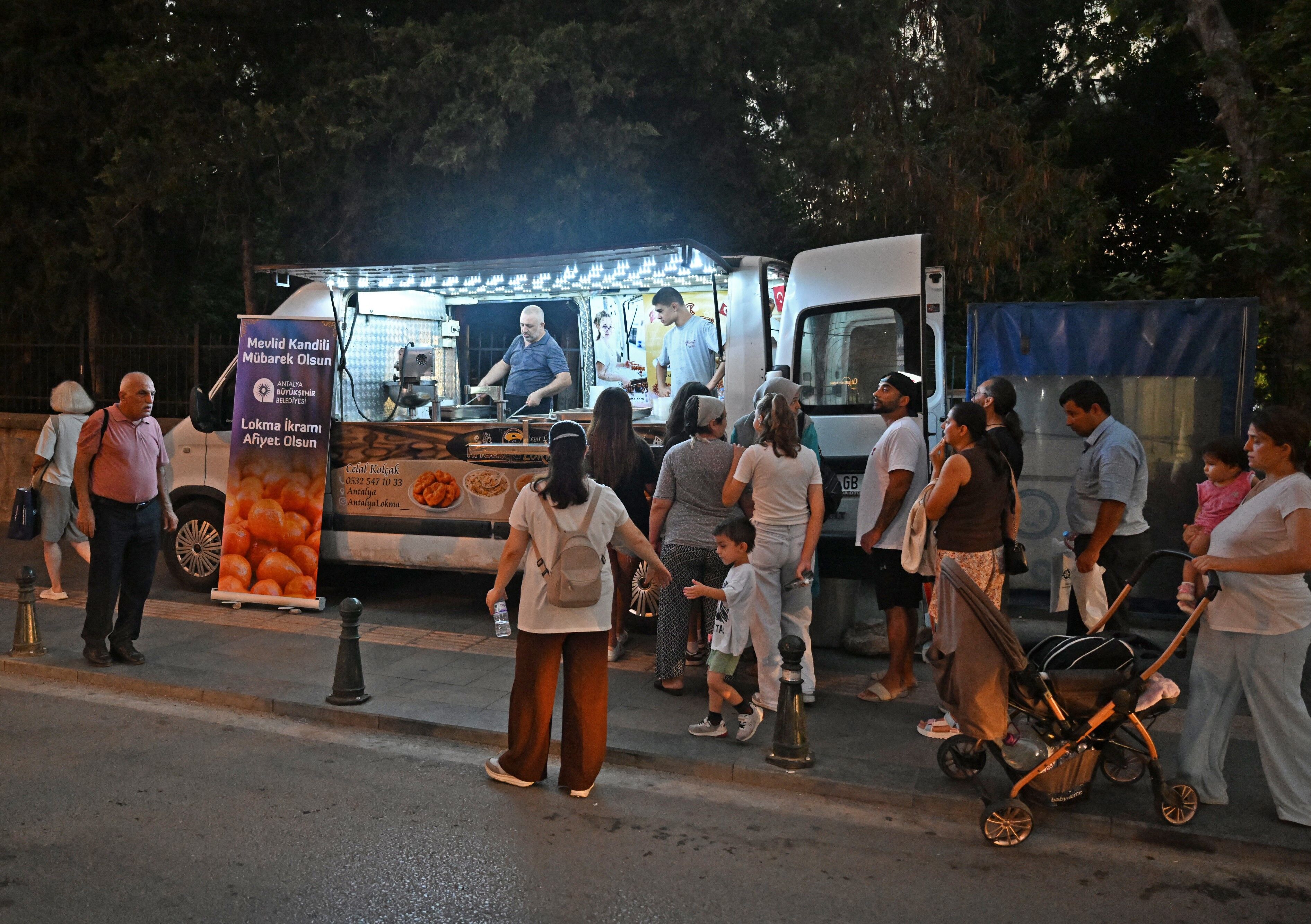 Antalya Büyükşehir’den 19 Ilçede Sıcak Lokma Döktürdü (6)