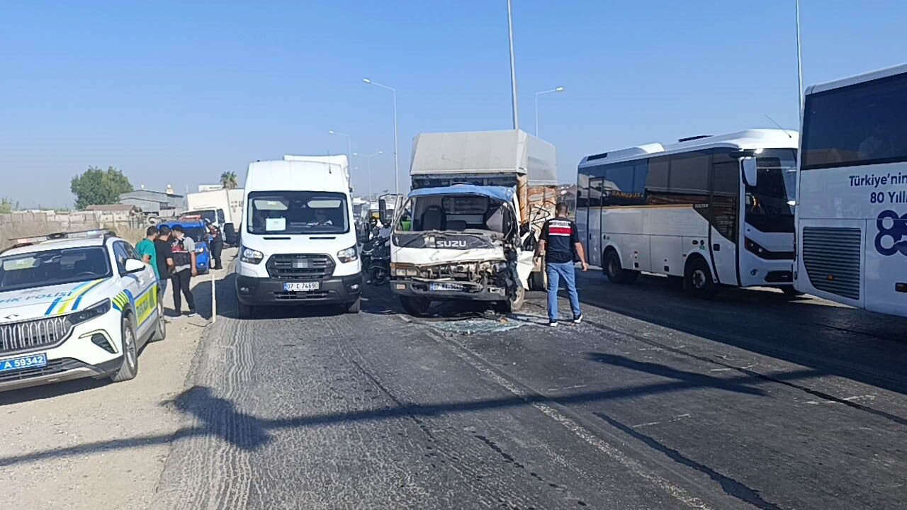 Antalya Manavgat Yolunda Kırmızı Işıkta Bekleyen Kamyona Çarptı (1)