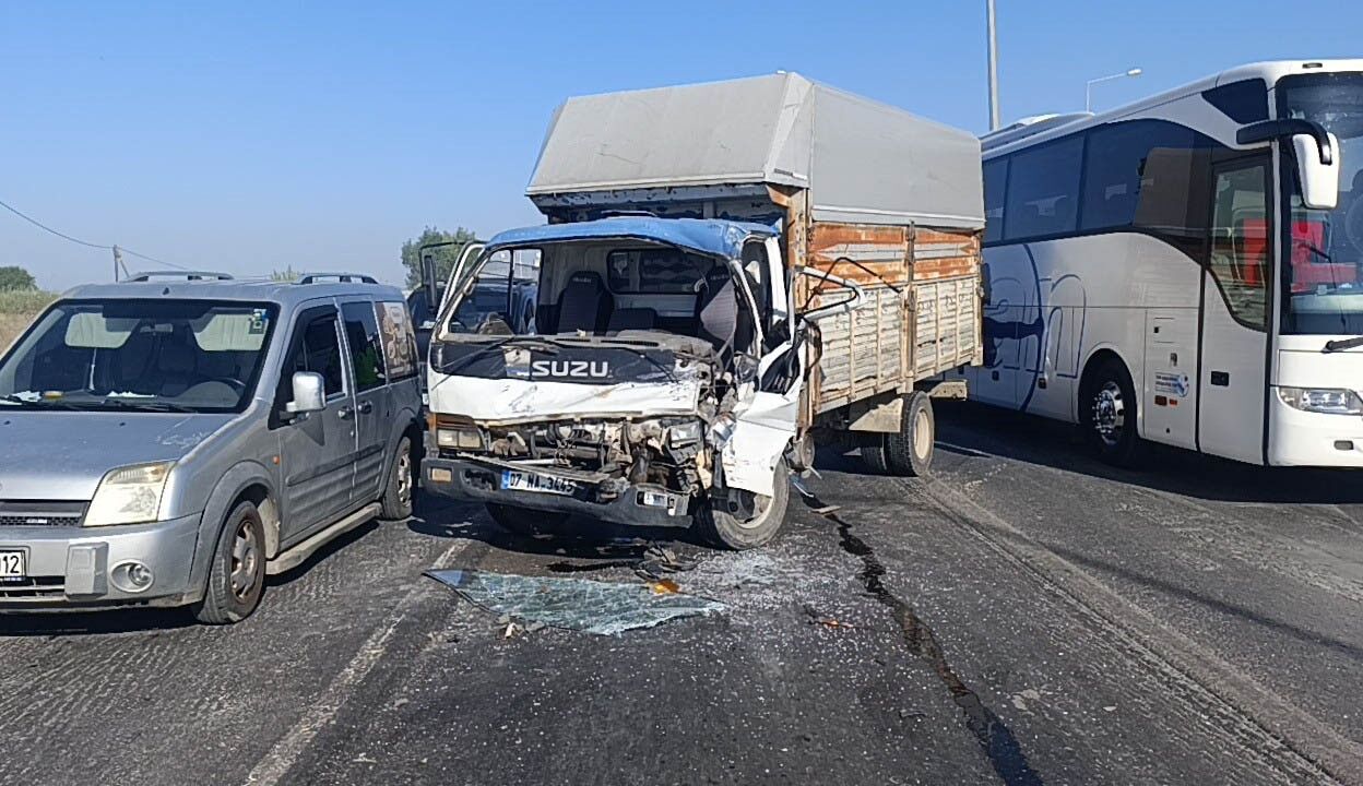 Antalya Manavgat Yolunda Kırmızı Işıkta Bekleyen Kamyona Çarptı (3)