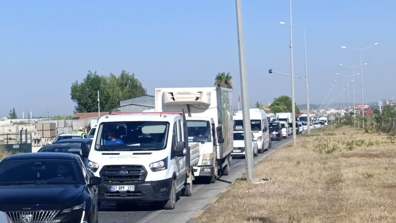 Antalya Manavgat Yolunda Kırmızı Işıkta Bekleyen Kamyona Çarptı (4)
