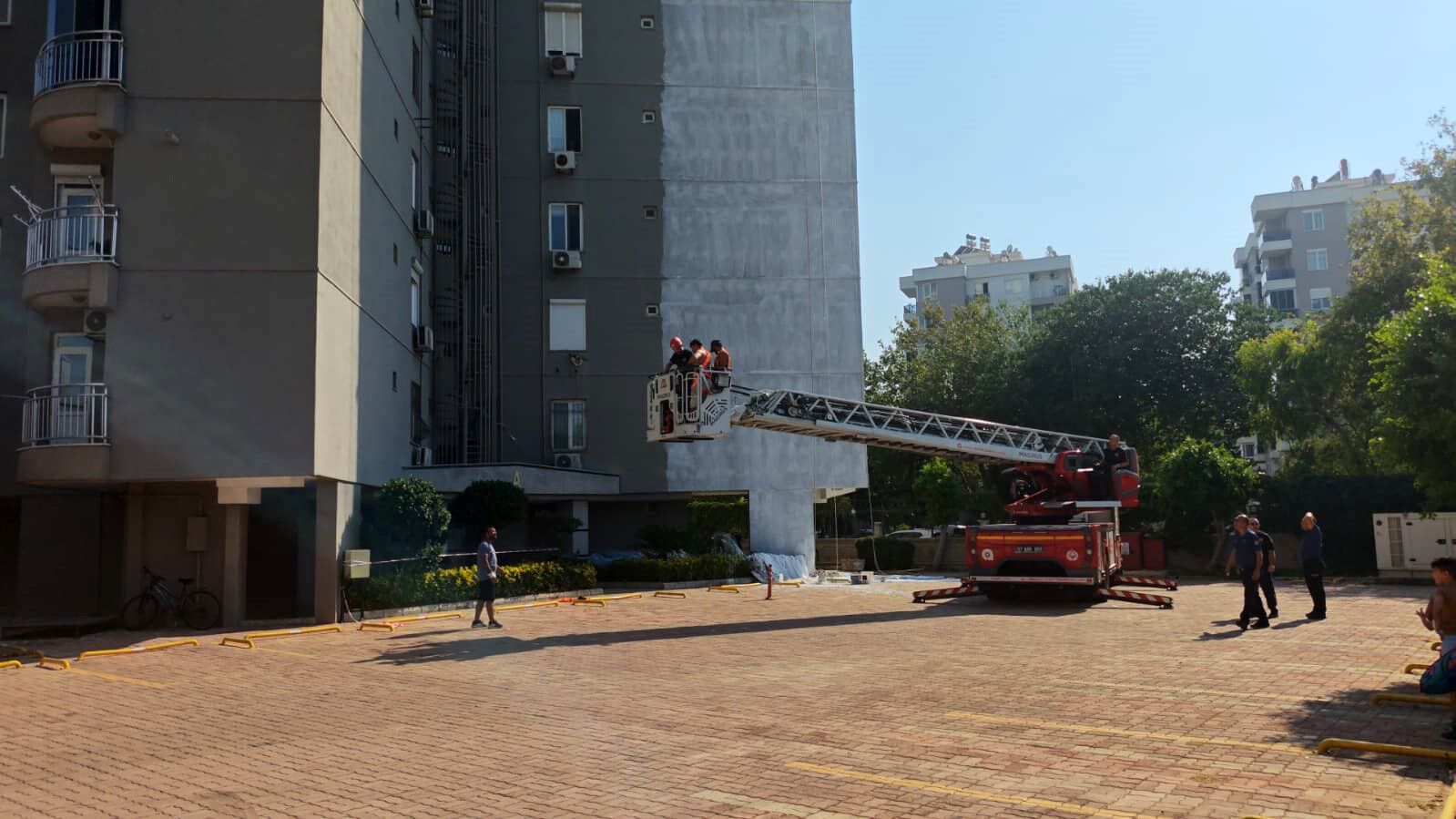 Antalya'da 10.Katta Çalışıyorlardı! İskelenin Halatı Koptu (1)