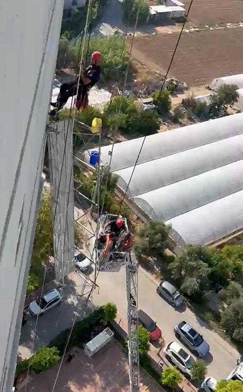 Antalya'da 10.Katta Çalışıyorlardı! İskelenin Halatı Koptu (3)