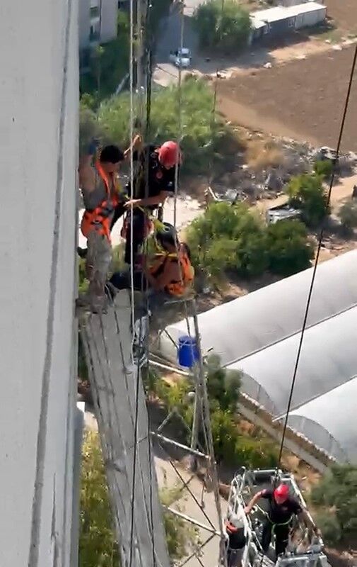 Antalya'da 10.Katta Çalışıyorlardı! İskelenin Halatı Koptu (4)
