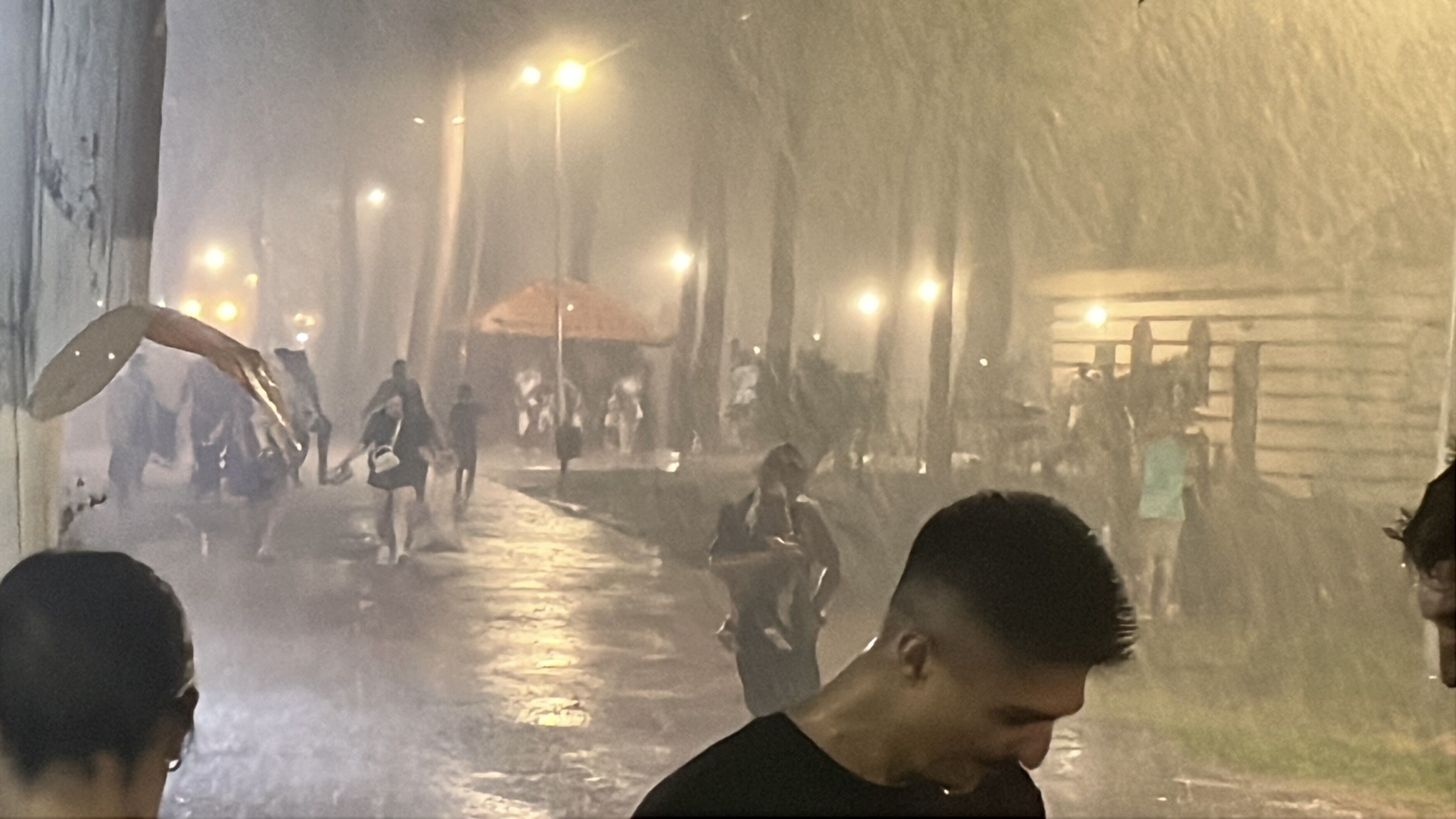 Antalya'da Akşam Bir Anda Bastırdı! Ağustos'ta Yağmur Sürprizi (2)