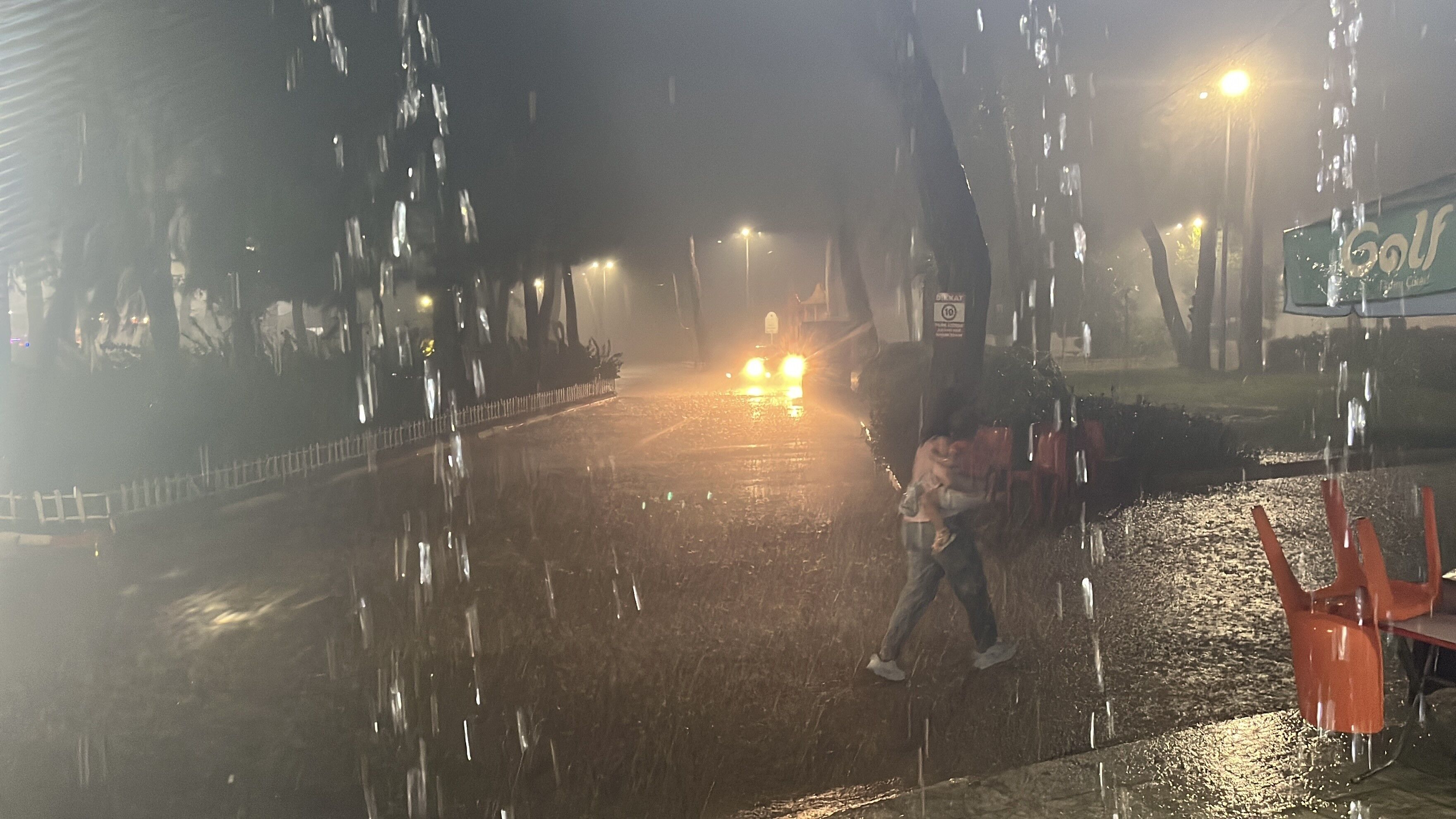 Antalya'da Akşam Bir Anda Bastırdı! Ağustos'ta Yağmur Sürprizi (5)