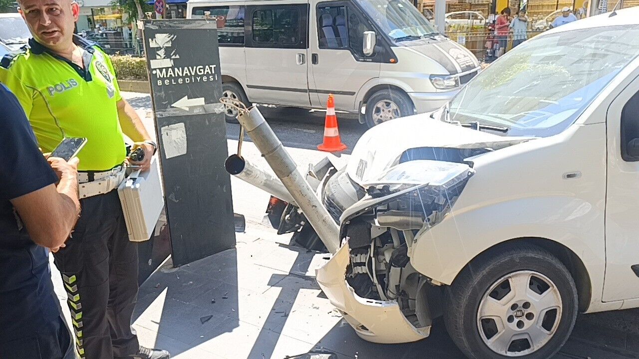 Antalya'da Araç Iş Yerine Girmekten Kurtuldu (2)