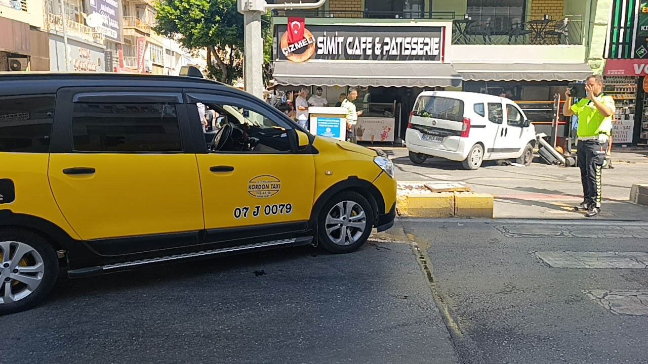 Antalya'da Araç Iş Yerine Girmekten Kurtuldu (5)