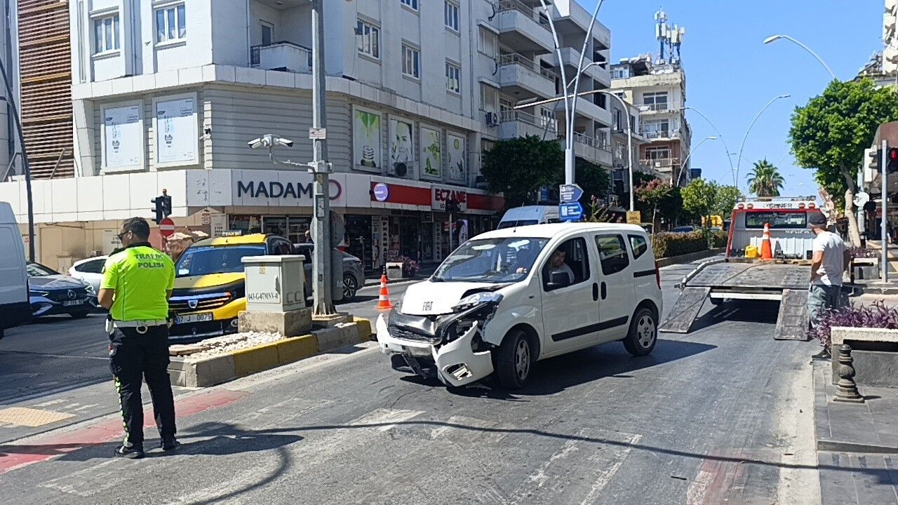 Antalya'da Araç Iş Yerine Girmekten Kurtuldu (6)