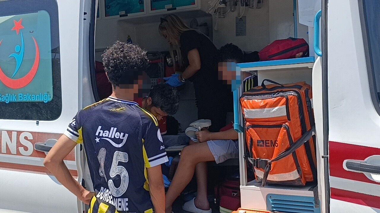 Antalya'da Çukura Girdi, Devrildi (1)