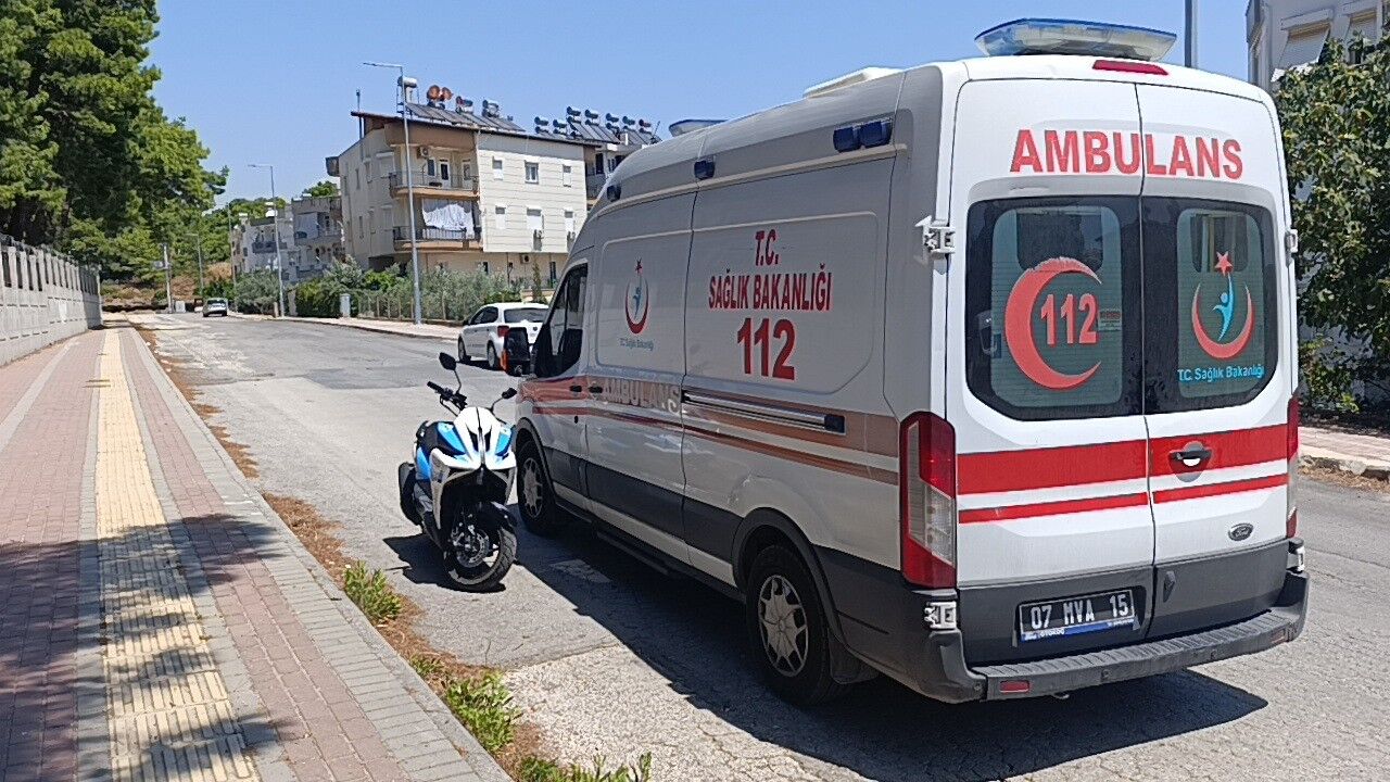 Antalya'da Çukura Girdi, Devrildi (3)